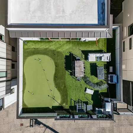 Holiday home Downtown Views With Rooftop Golf Grill And Firepit Only 8min To Broadway *