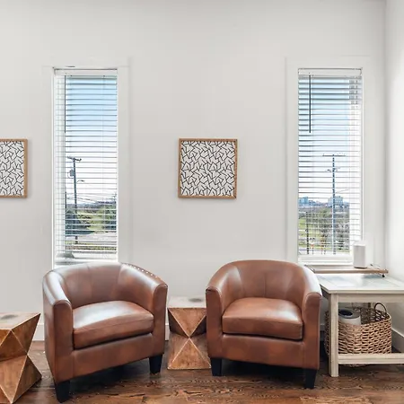 Holiday home 8min To Downtown With Rooftop Golf Grill And Firepit