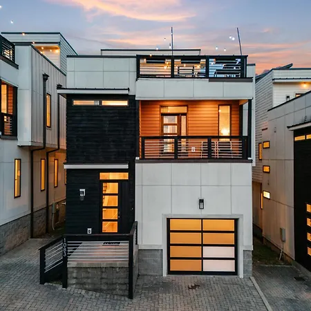 Downtown Views With Rooftop Golf Grill And Firepit Only 8min To Broadway Holiday home *