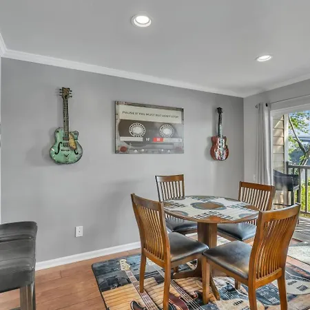 Apartment Walk To Broadway! 2br2bath Condo, Sleeps 6, Pool Nashville