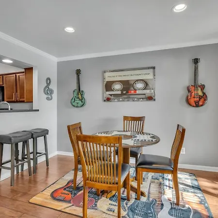 Walk To Broadway! 2br2bath Condo, Sleeps 6, Pool