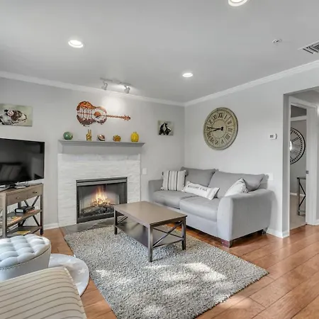 Walk To Broadway! 2br2bath Condo, Sleeps 6, Pool Apartment