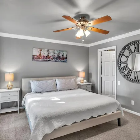 Apartment Walk To Broadway! 2br2bath Condo, Sleeps 6, Pool