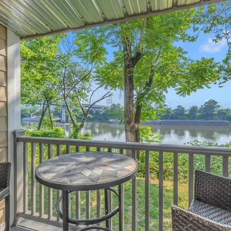 Walk To Broadway! 2br2bath Condo, Sleeps 6, Pool *