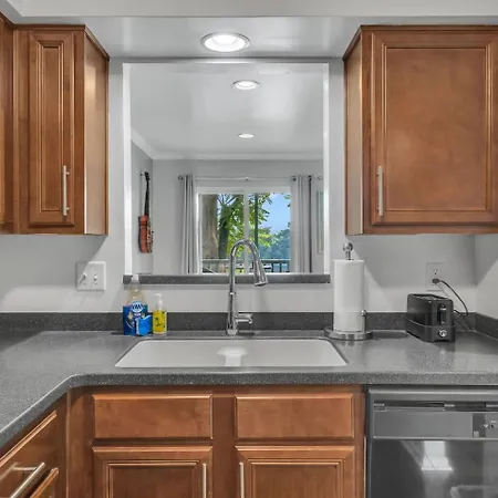 Walk To Broadway! 2br2bath Condo, Sleeps 6, Pool * Nashville