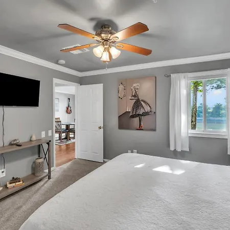 Walk To Broadway! 2br2bath Condo, Sleeps 6, Pool Apartment