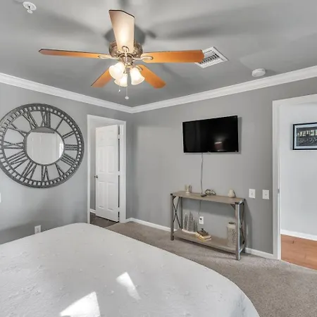 Apartment Walk To Broadway! 2br2bath Condo, Sleeps 6, Pool Nashville
