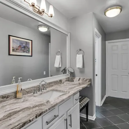 Walk To Broadway! 2br2bath Condo, Sleeps 6, Pool *
