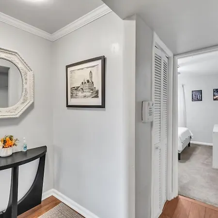 Walk To Broadway! 2br2bath Condo, Sleeps 6, Pool Apartment *