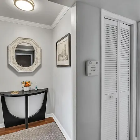 Apartment Walk To Broadway! 2br2bath Condo, Sleeps 6, Pool Nashville