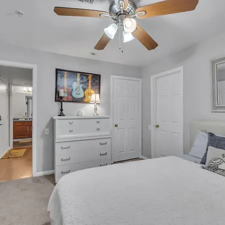Apartment Walk To Broadway! 2br2bath Condo, Sleeps 6, Pool Nashville