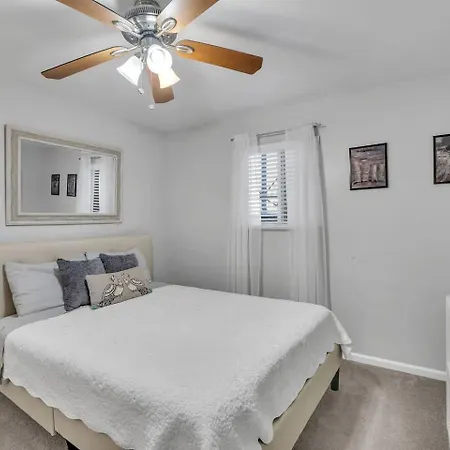Walk To Broadway! 2br2bath Condo, Sleeps 6, Pool Apartment Nashville