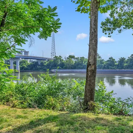 Walk To Broadway! 2br2bath Condo, Sleeps 6, Pool Nashville