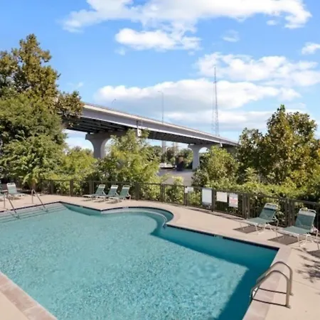 Apartment Walk To Broadway! 2br2bath Condo, Sleeps 6, Pool