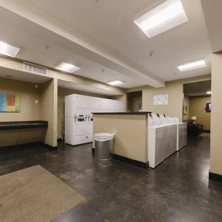 Walk To Broadway! 2br2bath Condo, Sleeps 6, Pool Nashville