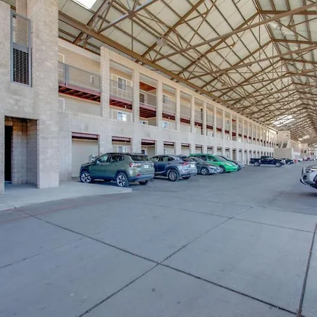 Walk To Broadway! 2br2bath Condo, Sleeps 6, Pool Apartment