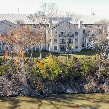 Walk To Broadway! 2br2bath Condo, Sleeps 6, Pool * Nashville