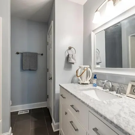 Holiday home Cozy Retreat 10 Min To Broadway *