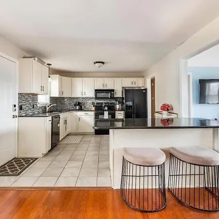 Holiday home Cozy Retreat 10 Min To Broadway