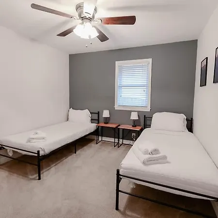 Holiday home Cozy Retreat 10 Min To Broadway *