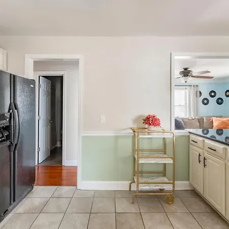 Holiday home Cozy Retreat 10 Min To Broadway *
