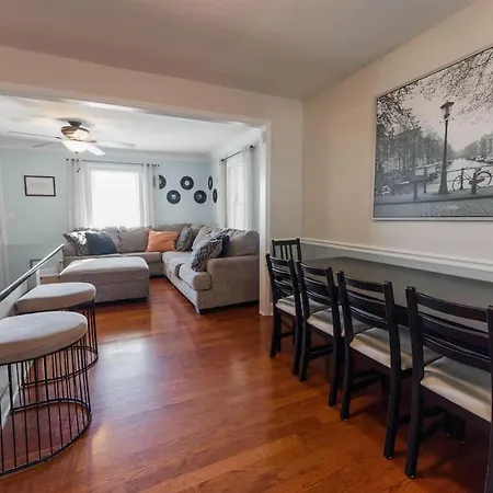 Cozy Retreat 10 Min To Broadway Holiday home
