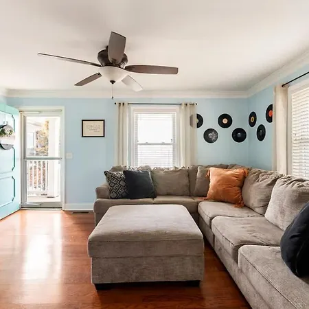 Holiday home Cozy Retreat 10 Min To Broadway