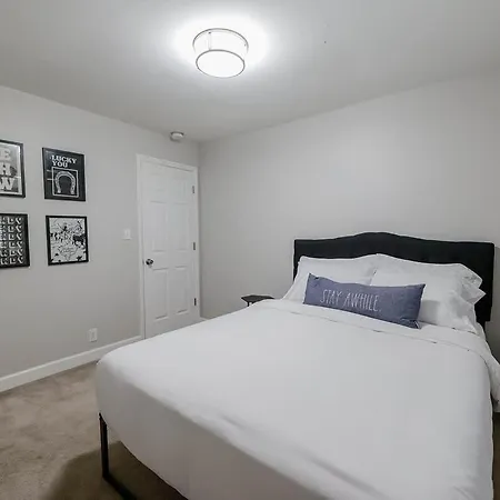 Cozy Retreat 10 Min To Broadway Holiday home *