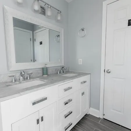 Holiday home Cozy Retreat 10 Min To Broadway *
