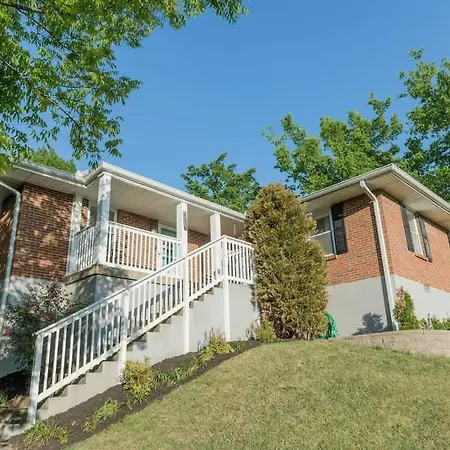 Cozy Retreat 10 Min To Broadway Holiday home