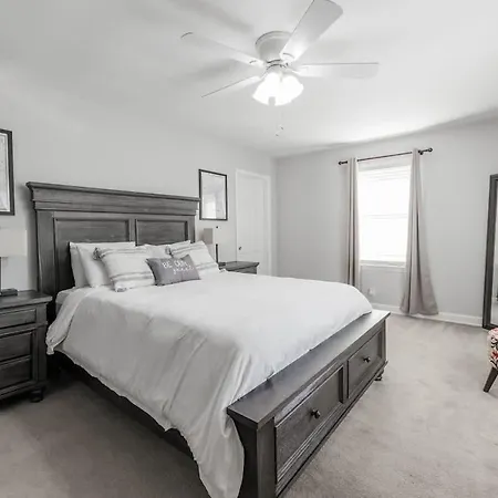 Holiday home Cozy Retreat 10 Min To Broadway *