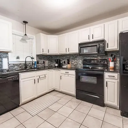 Cozy Retreat 10 Min To Broadway Holiday home