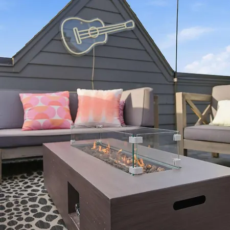 Designer Single Family House-rooftop- Hot Tub Holiday home