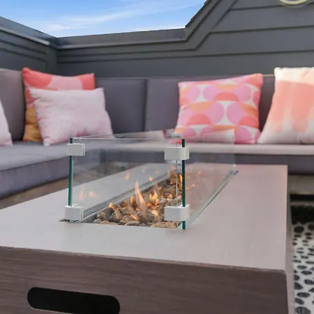 Designer Single Family House-rooftop- Hot Tub Holiday home