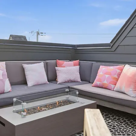 Designer Single Family House-rooftop- Hot Tub Holiday home *