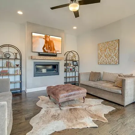 Cultured Coach - Music Row - Mins To Downtown Holiday home *