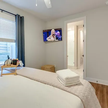 Mesmerize Melrose - 5 Mins To Broadway - Rooftop Deck Holiday home