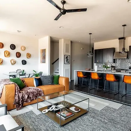 Luxe-cowboy Country-patio Hot Tub-downtown Living Holiday home