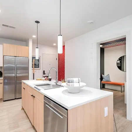 Hyve-retro Modern-full Gym-walk To Broadway Nashville