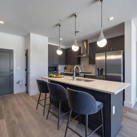 Holiday home Penthouse Blues-odyssey-pool & Gym-mins 2 Broadway