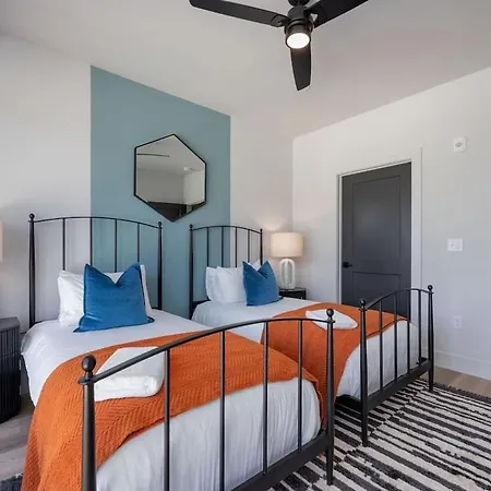 Holiday home Penthouse Blues-odyssey-pool & Gym-mins 2 Broadway