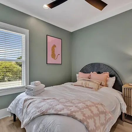 Holiday home Alto-private Rooftop Deck-8 Mins To Broadway