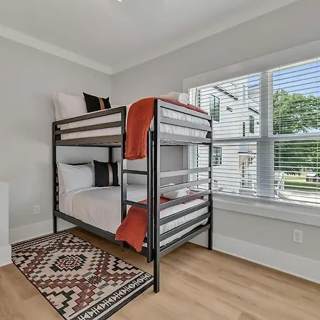 Holiday home Bass - Private Rooftop - 8 Mins To Broadway *