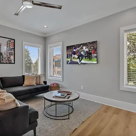 Tenor - Private Rooftop - 8 Mins To Broadway Holiday home *