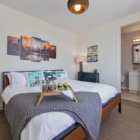 Holiday home Notes - Sleeps 8 - Mins To Broadway! *