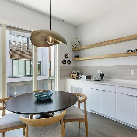 Notes - Sleeps 8 - Mins To Broadway! Holiday home