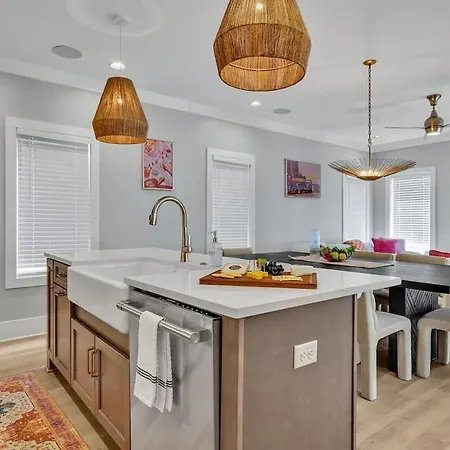 Holiday home Resonant - 2 Townhomes - 2 Private Rooftop Decks *