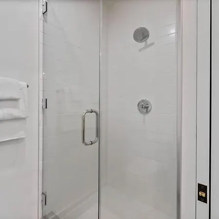 Holiday home Hyve -tropical Peach -walk To Broadway - Pool&gym! *