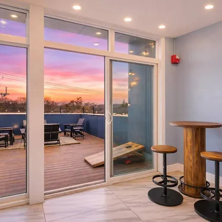 Gallatin Retreat-private Balcony-in East