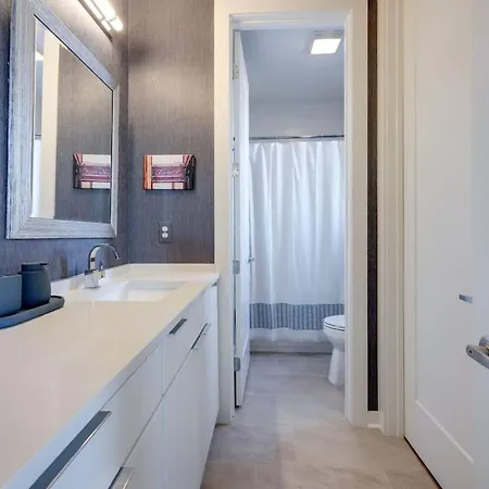 Notes - Sleeps 8 - Mins To Broadway! Holiday home *